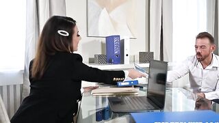 Emily Pink disfruta de un trío con DP en la oficina