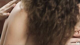 Isabela De Laa folla con su novio en el sofa