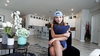 La colegiala Macy Meadows prueba la polla de su hermano