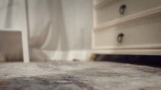 La joven Meow Miu folla con su amigo