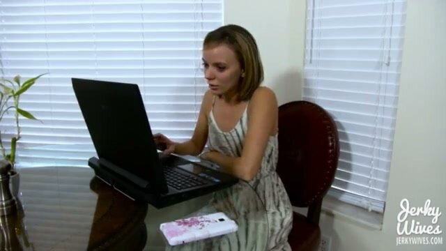madrastra_chupa_la_polla_de_su_hijastro_durante_la_sesion_de_fotos_SD.mp4