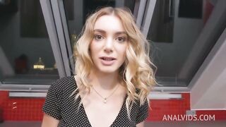 Recibiendo un puño duro y un rico anal con Paola Hard