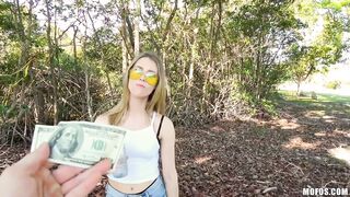 Madre joven follada por dinero en la calle y en el patio de una casa Anya Olsen Sub