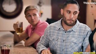 Ninfomana busca pollas hasta en el restaurante Abella Danger Sub