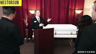Sally d Angelo consolando a la abuela en el funeral sub español