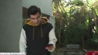 Aria Lee es follada por el hermano de su amiga