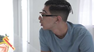 Mamá le enseña las tetas a su hijo Sub Español