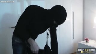 Jasmine porn invasión en casa sub español