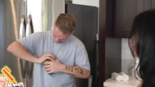 Tia se le escapan las tetas frente a su hijo Sub Esapñol