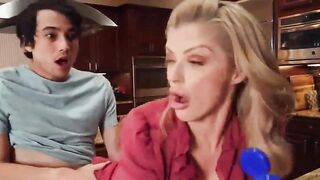 Caliente Milf Joslyn James Disfruta Buen Sexo Con Amigo De Su Hijo