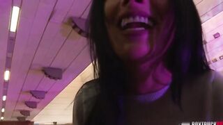 Joven Tetona Follada En Camioneta Transparente - Shalina Devine