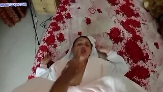 Aprovecha que su hija está dormida para follarla