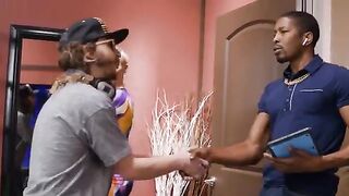 Ryan se folla al producto para que su hijo pase