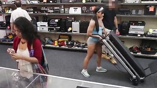 Se va a ejercitar en un casa de empeño y se la termina mamando al empeñodor