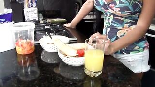 Latina sexy tiene un rico desayuno