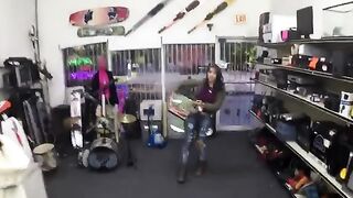 Mujer va a ver si puede vender sus reptiles