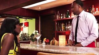 Slutwife Osa Lovely paga la cuenta del bar con el coño