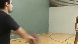 Capri Cavanni, Keiran Lee - rubia es cogida en un partido de basketball