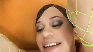 Puta culona le baila sexy a una polla negra