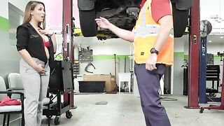 0004 Janet - Slams Her Pussy Down On A Mechanics Cock In His Garage "Arreglo en el Garaje"