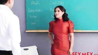 Alumnos follan a su maestra en el aula