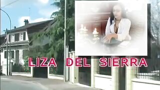 Mujeres hogareñas buscando leña