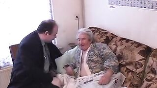 Dulce jovencita busca abuelete