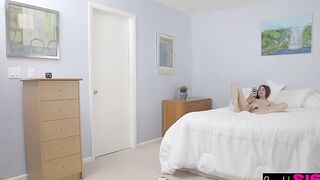 hermana encuentra a su hermano con sus bragas sub