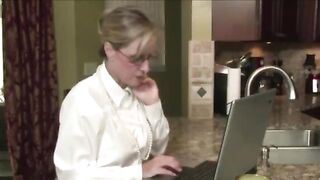 madre enseña al hijo