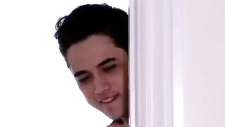 mama cuida a su pequeño sub