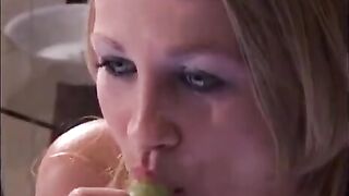 Pareja de novios follando en el piscina español