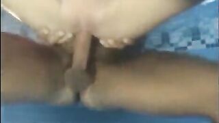 Pareja de novios follando en el piscina español