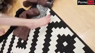 Padrastro hospeda a su hijastra después de que está se peleará con su mamá (sub esp)