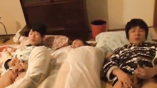 Shino Megumi - Madrastra es penetrada por sus 2 hijos (sub esp)