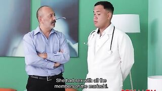 Doctor analiza el culo de mi mujer