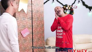 Kari Cachonda - se envuelve como regalo de navidad para su hijastro virgen