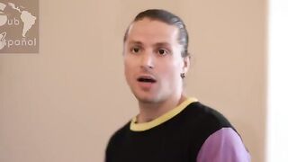 ¡Sé cortés con nuestro invitado, joven! sub